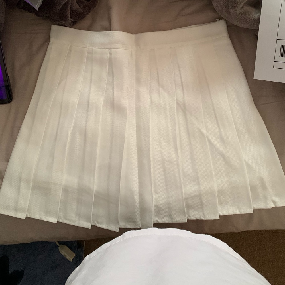 L white pleated skirt